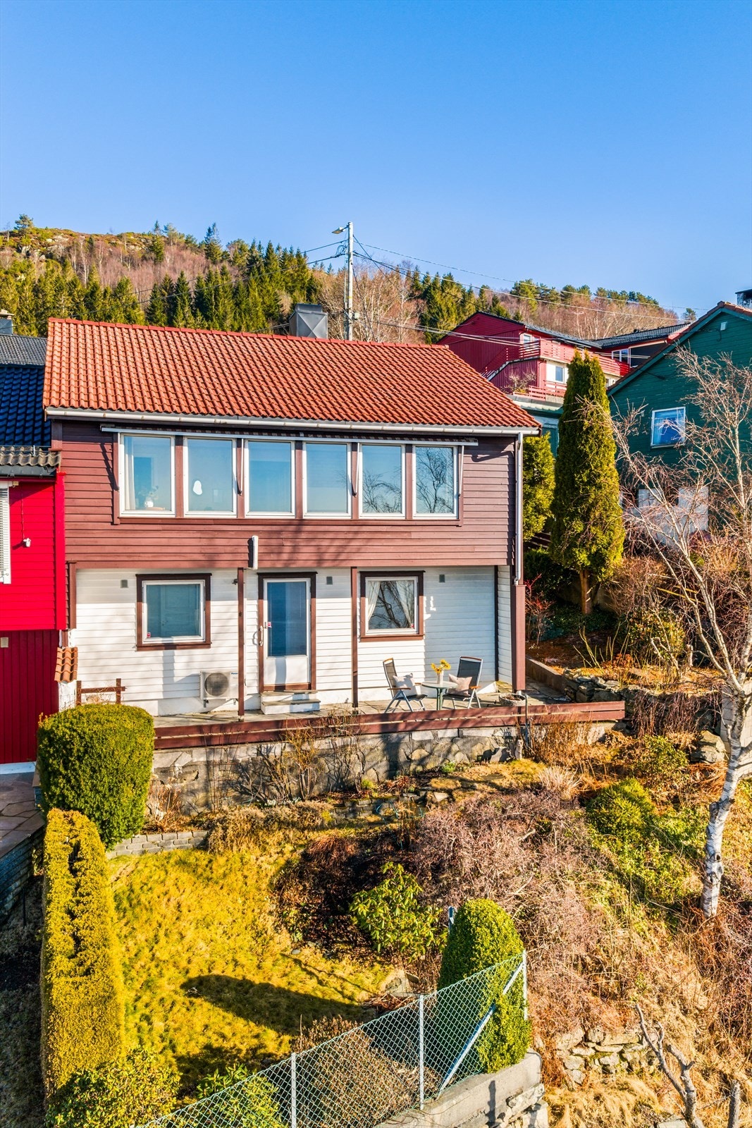 Her finner en flere barnehager, barneskoler, ungdomsskoler og videregående skoler, alt innen 5 km radius fra boligen. Galleribilde
