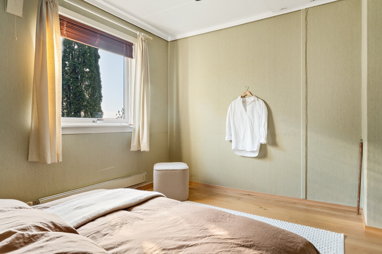 Boligen har totalt tre soverom; ett soverom i 1. etasje på 11,2 m². Galleribilde