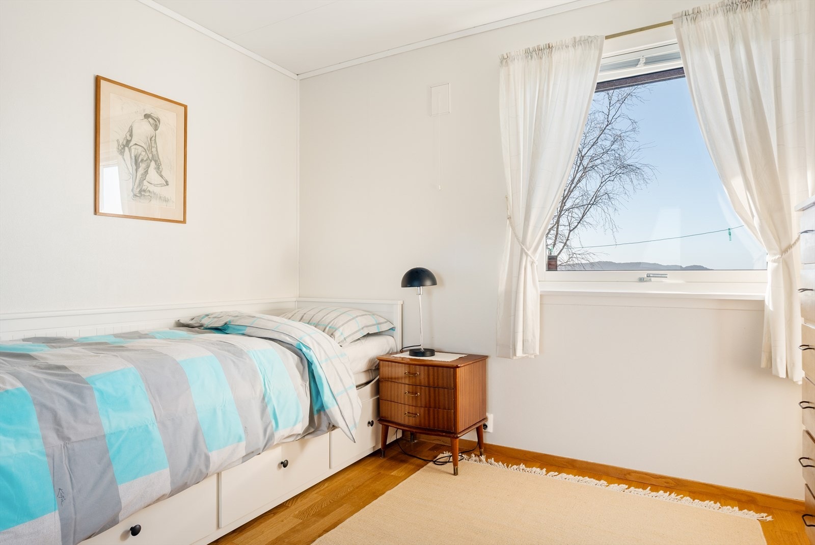 To av soverommene er i boligens underetasje og er på henholdsvis 8,8 m² og 10,3 m². Galleribilde