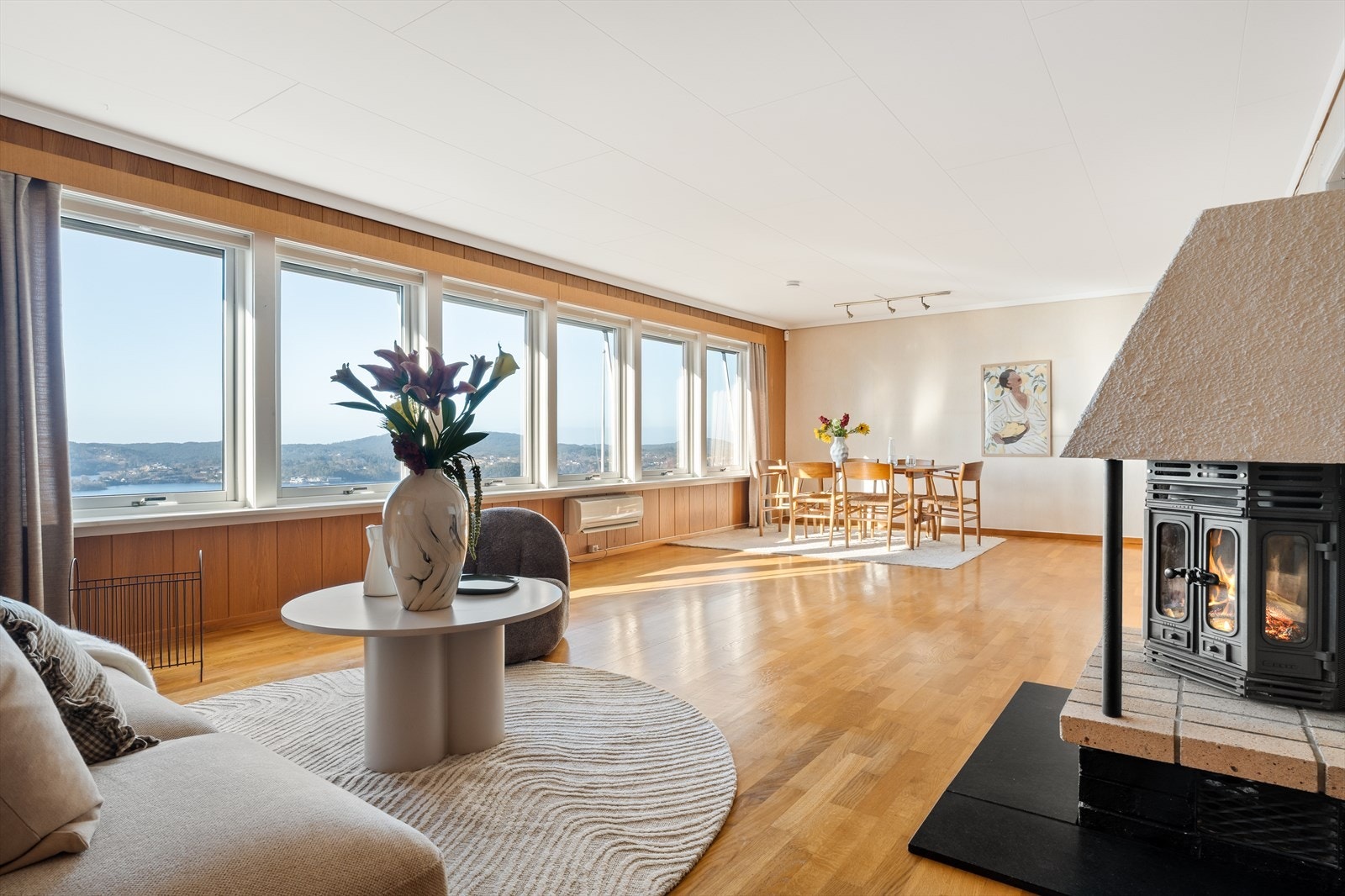 Stuen har peis med innsats (montert i 2010) og varmepumpe. Galleribilde