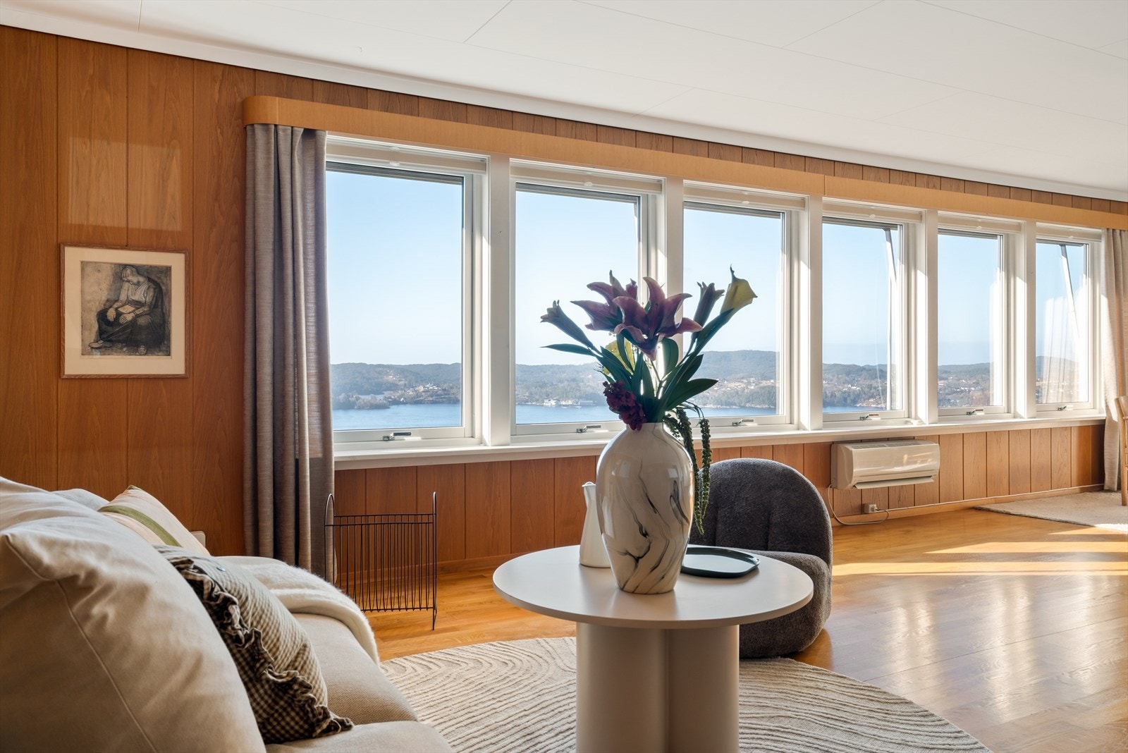 Rommet har store vindusflater som rammer inn den nydelige sjøutsikten. Galleribilde