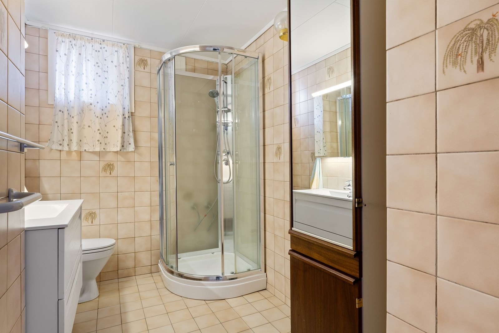 I underetasjen finner du boligens bad på 4,5 m². Galleribilde