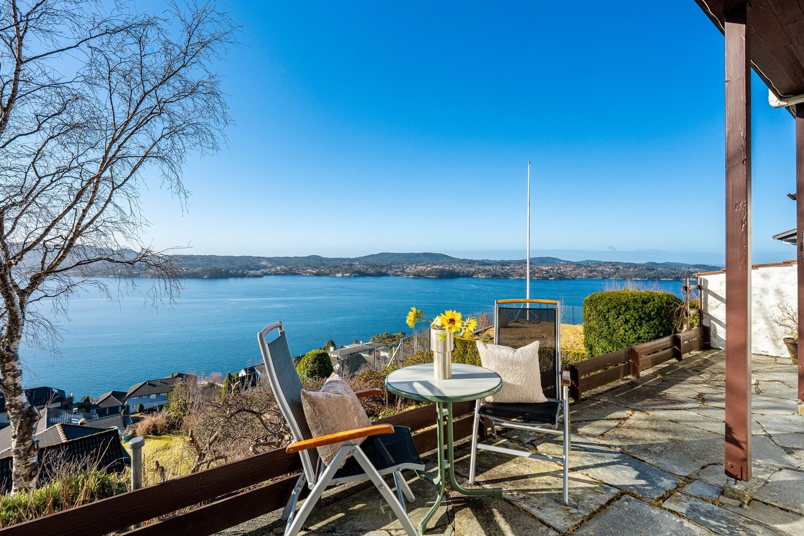 Det er utgang til flott uteområde og hage fra boilgens underetasje. Galleribilde