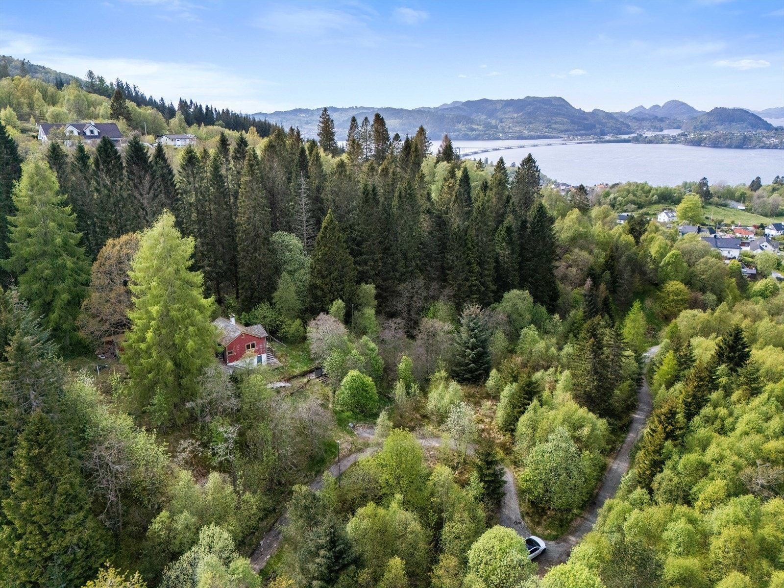 Kort vei til butikker på Hylkje og kun kort kjøretur til Åsane samt Bergen. Galleribilde