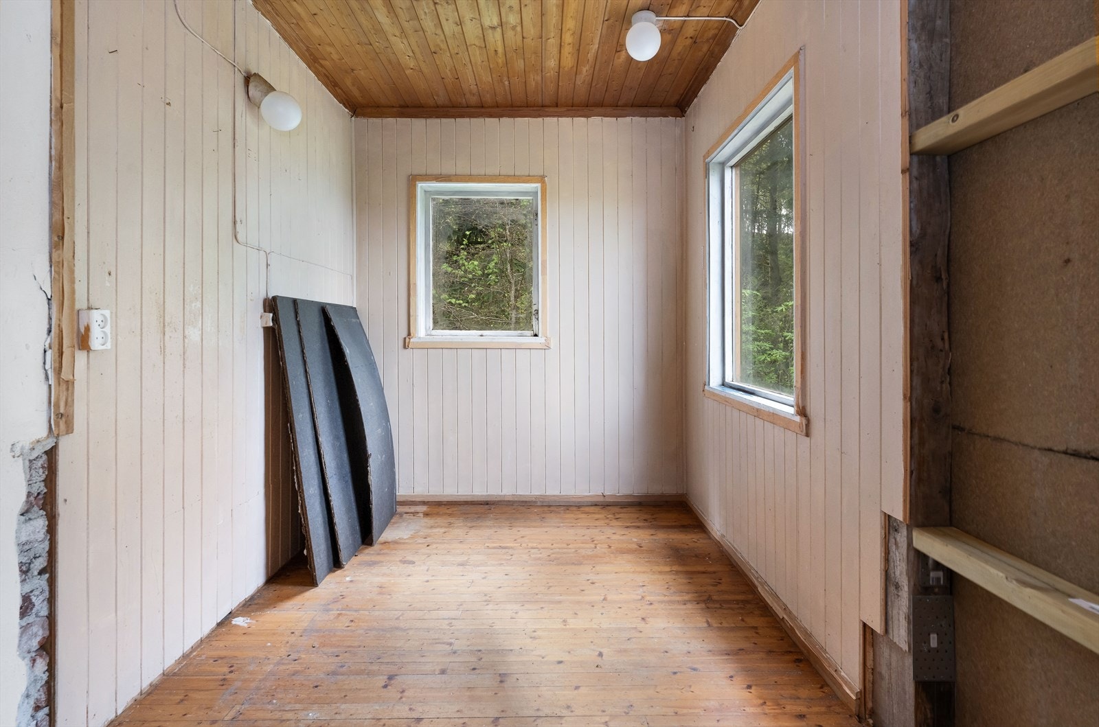 Hytten har ikke innlagt vann eller avløp. Det er derimot innlagt strøm. Galleribilde