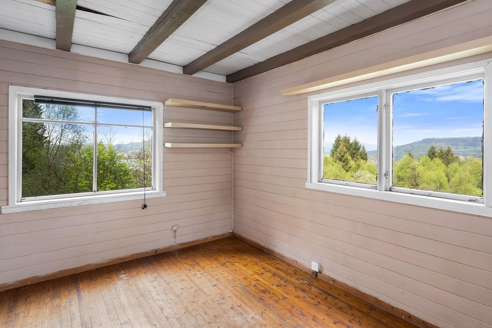 Hytten inneholder entré/gang, soverom, uinnredet kjøkken og stue i 1 etasje. I underetasjen har man kjellerrom for oppbevaring. Galleribilde