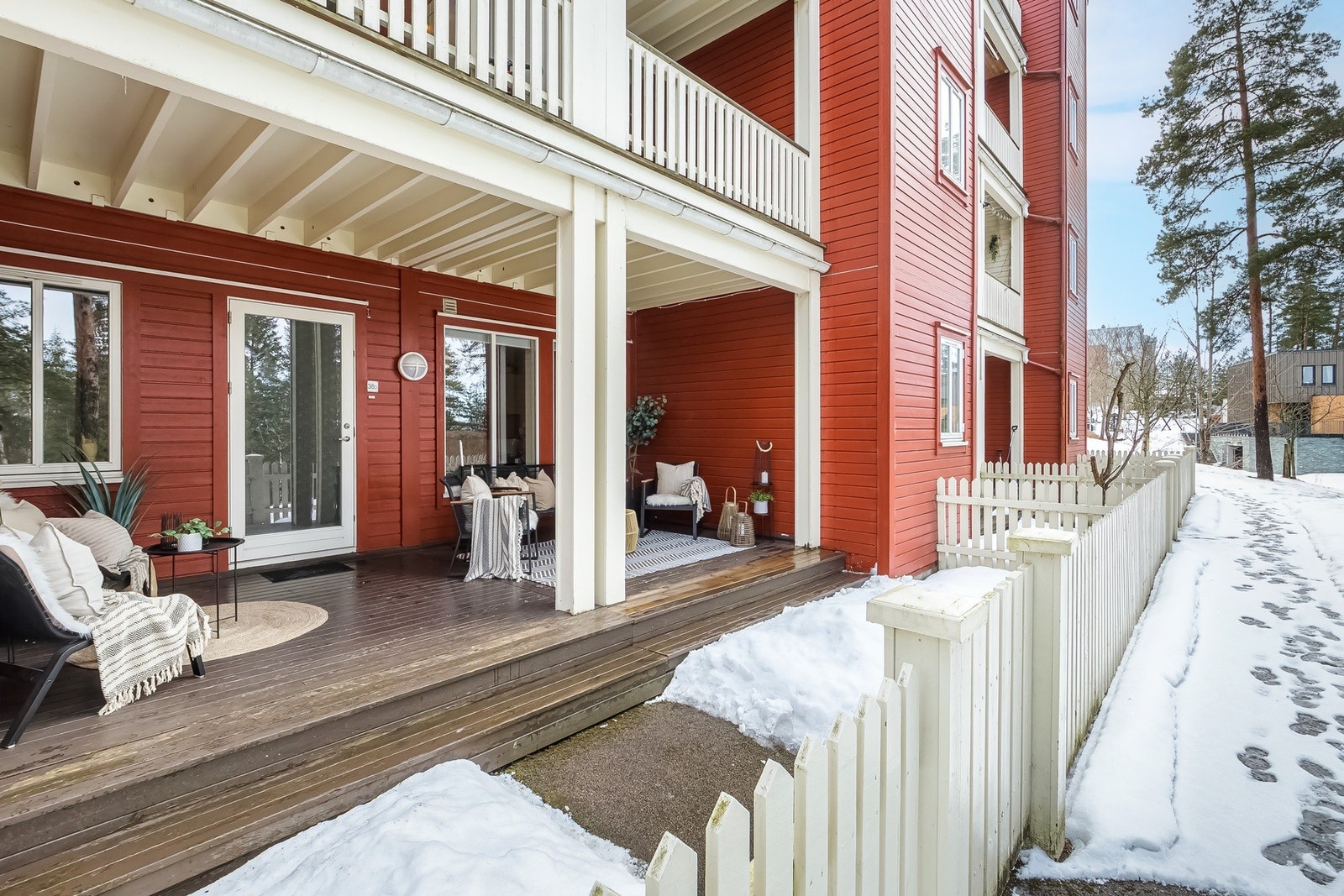 Privat adkomst til boligen via markterrassen Galleribilde