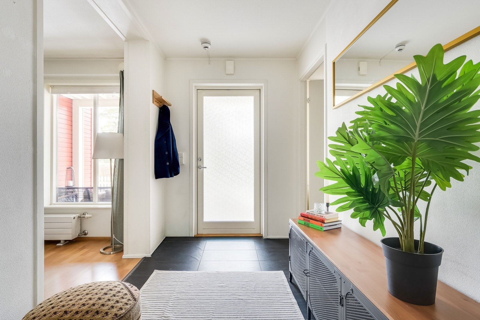 Innbydende entré med utgang til markterrassen Galleribilde