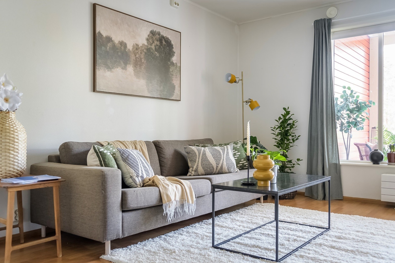 Store vindusflater slipper inn rikelig med naturlig lys Galleribilde