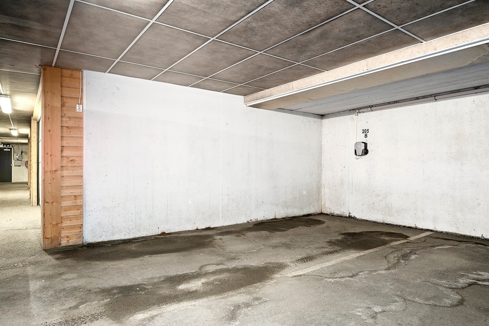 Parkeringsplass i felles og lukket anlegg med el-billader. Galleribilde