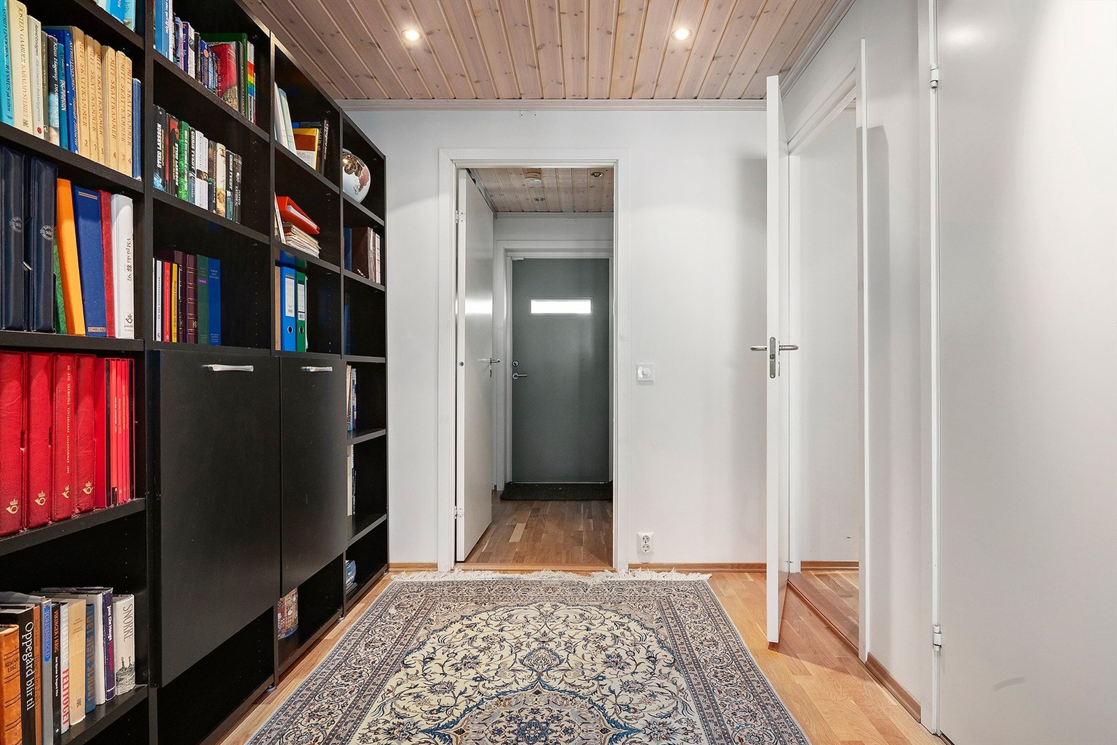 Romslig entré Galleribilde