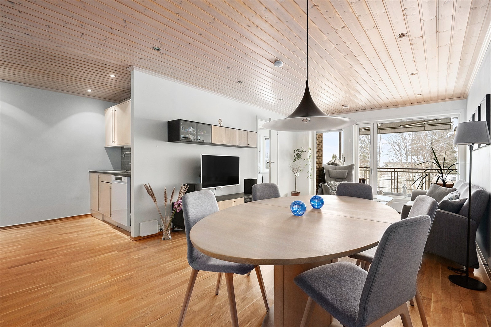 Velkommen til Bregneveien 3 - En lekker 3-roms med balkong og garasjeplass med EL-lader. Ledig 01. april eller etter avtale. Send e-post med informasjon om deg/dere til: Oystein.Sannes@krogsveen.no ved interesse! Galleribilde