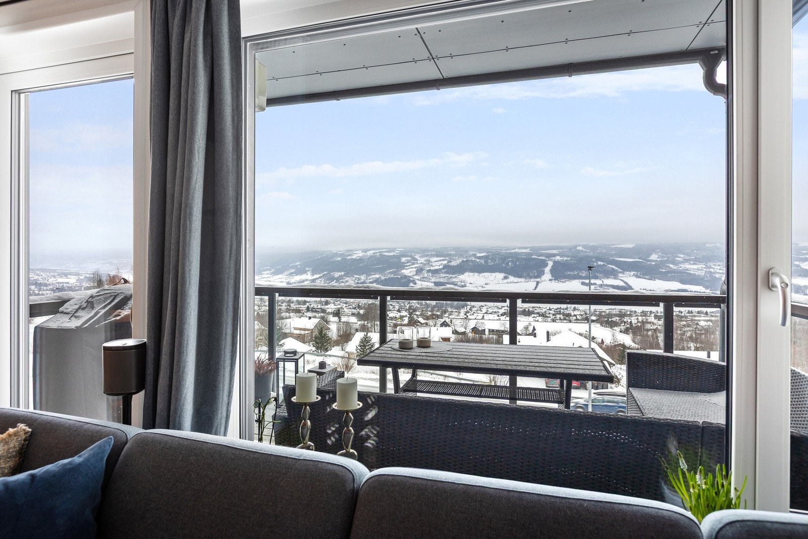 Store vindusflater slipper inn rikelig med naturlig lys og gir en fantastisk utsikt over byen og nærområdet. Galleribilde