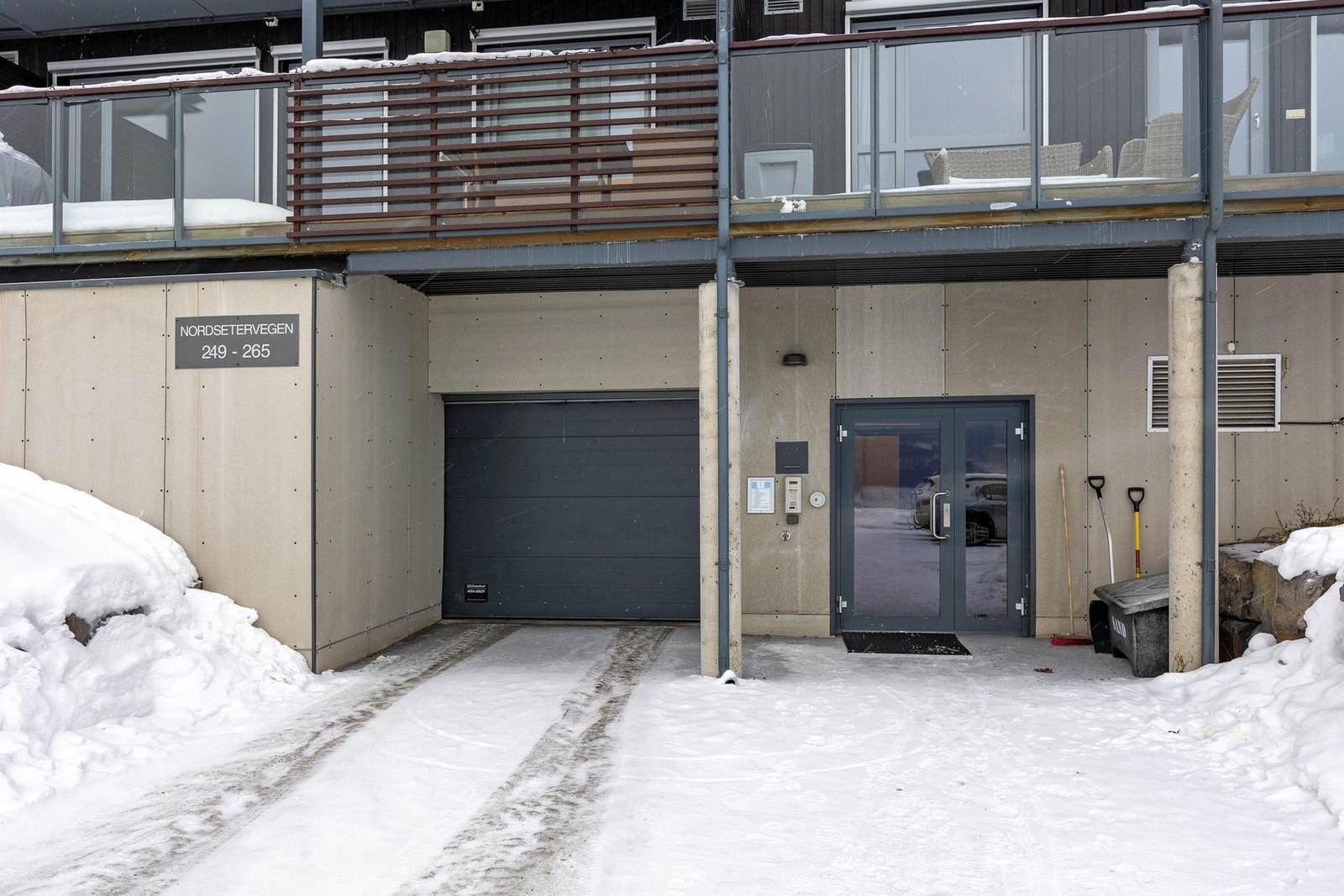 Det medfølger en parkeringsplass i felles garasjeanlegg, merket nr. 19 -med elbil-lader. Galleribilde