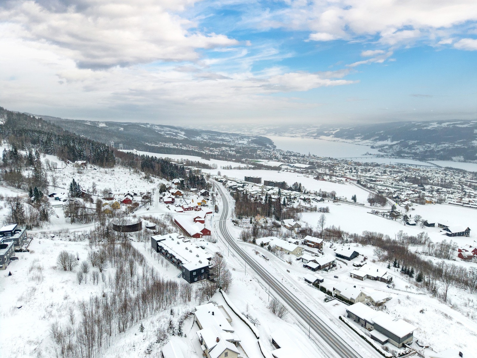 Leiligheten har umiddelbar nærhet til flotte tur- og rekreasjonsområder med gode muligheter for både ski- og sykkelaktiviteter. Galleribilde