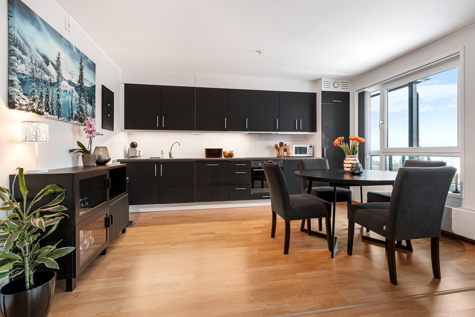 Det er naturlig plass til spisebord ved vinduet - en hyggelig ramme rundt både hverdagsmåltider og sosiale sammenkomster. Galleribilde