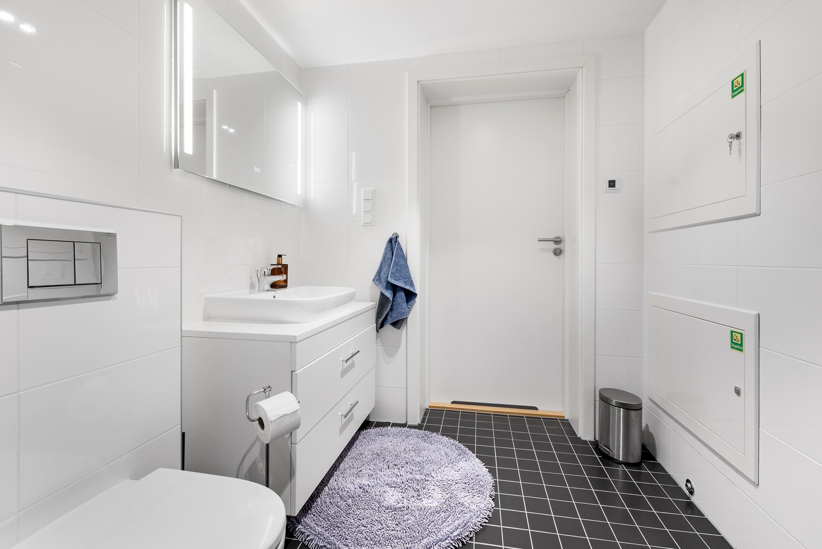 Leiligheten har et lyst og moderne flislagt bad. Det er elektriske varmekabler. Galleribilde