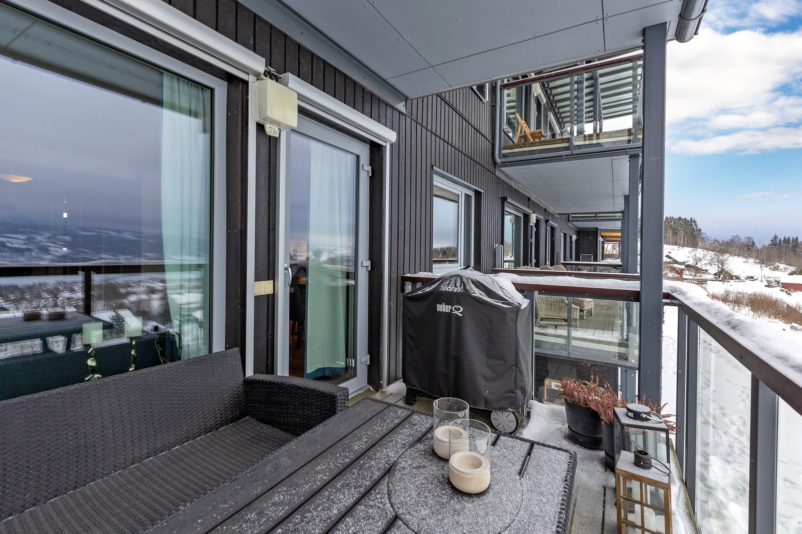 På verandaen er det god plass til utemøblementet. Galleribilde