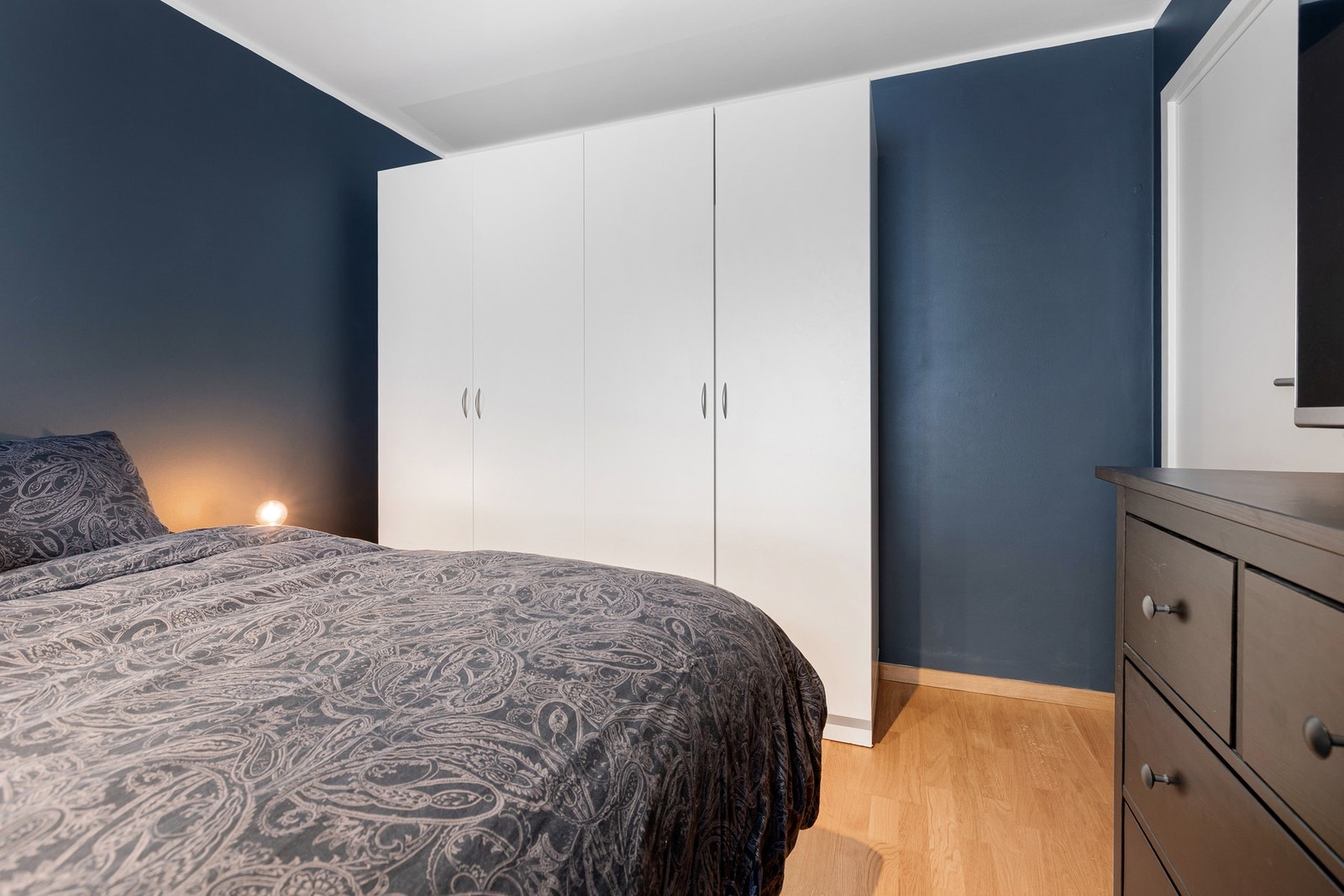 Garderobeløsninger på begge soverommene. Galleribilde