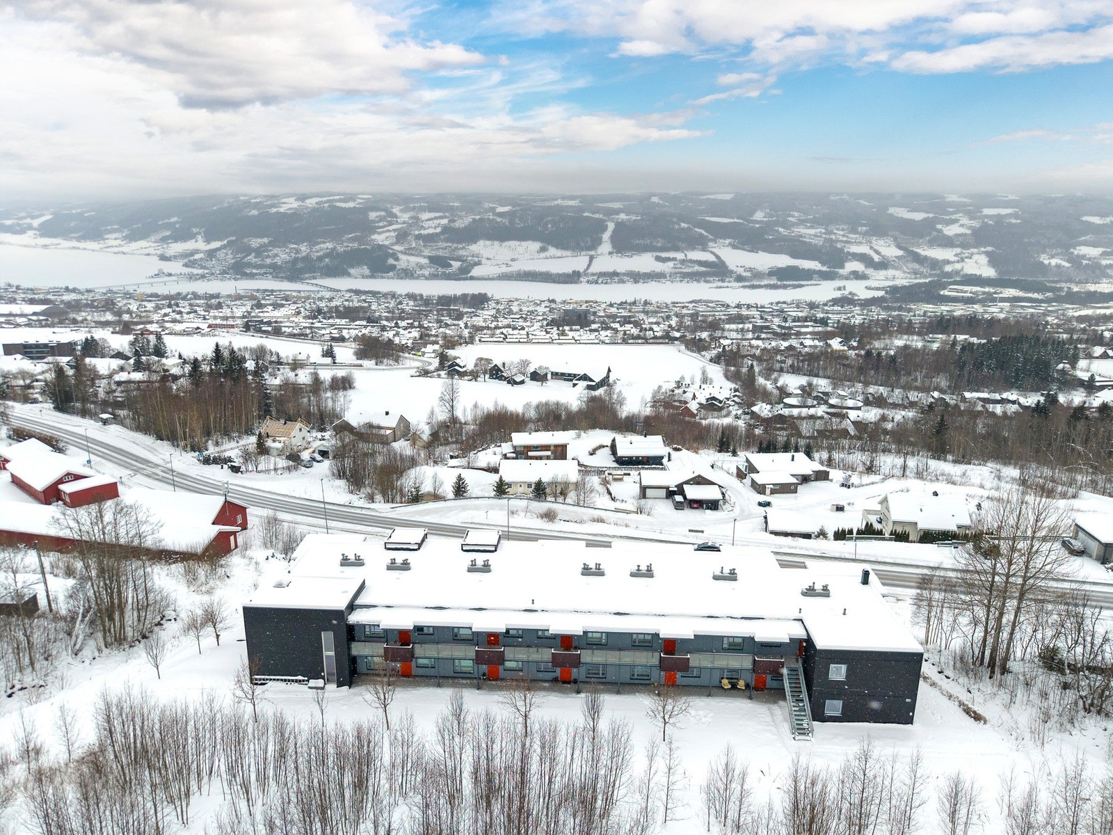 Denne leiligheten i Lillehammer Panorama II ligger på en solrik utsiktstomt, dels skrånende og dels planert rundt bygget. Galleribilde