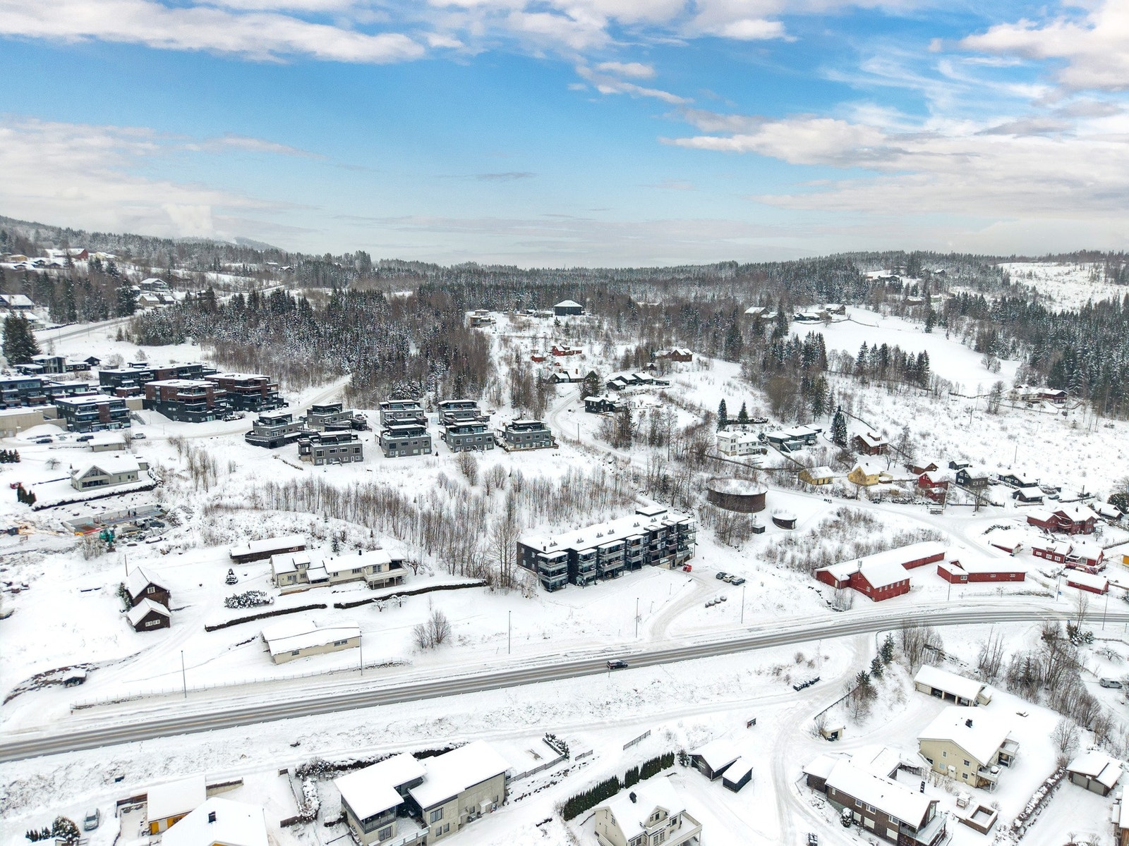 Det er busstopp i umiddelbar nærhet med hyppige avganger både til sentrum og videre mot Nordseter. Galleribilde