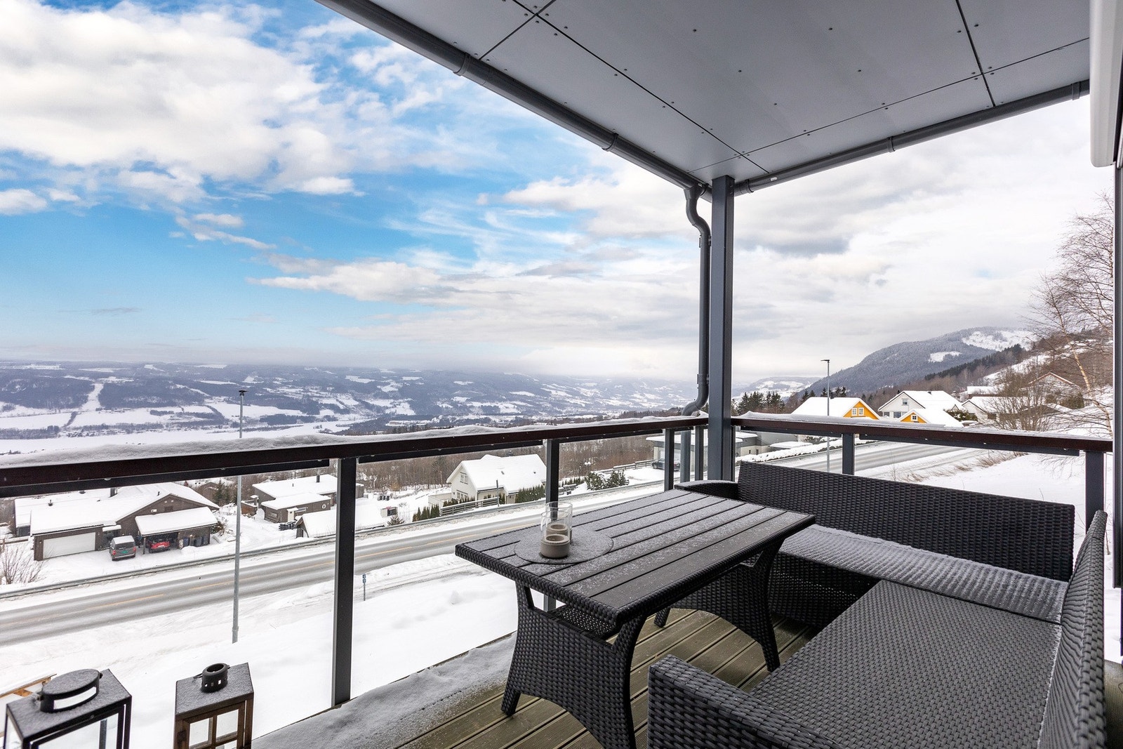 Fra stuen er det direkte utgang til takoverbygd balkong, hvor man kan nyte både utsikten og dag- og ettermiddagssolen Galleribilde
