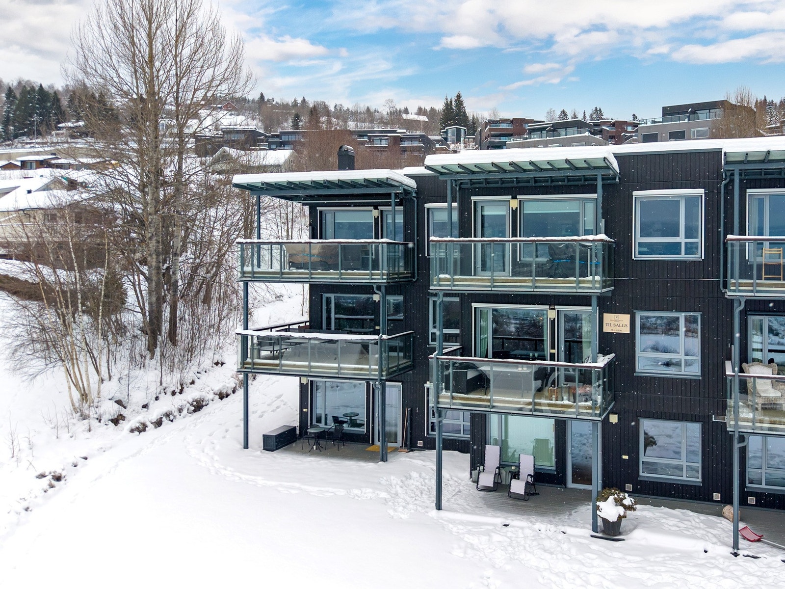Utvendige vegger med betong, stål- og bindingsverkkonstruksjon. Fasade er kledd med stående bordkledning og fasadeplater. Galleribilde