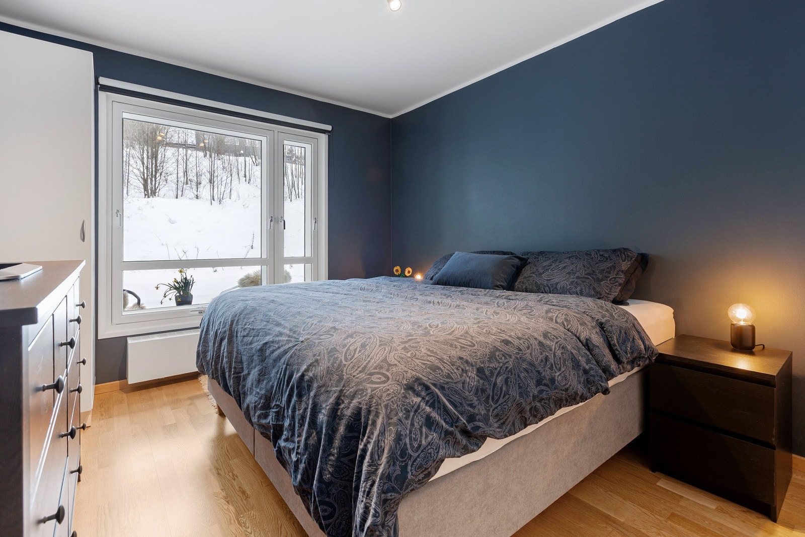 Det er to soverom i leiligheten. Hovedsoverom med god plass til dobbeltseng og tilhørende møbler. Galleribilde