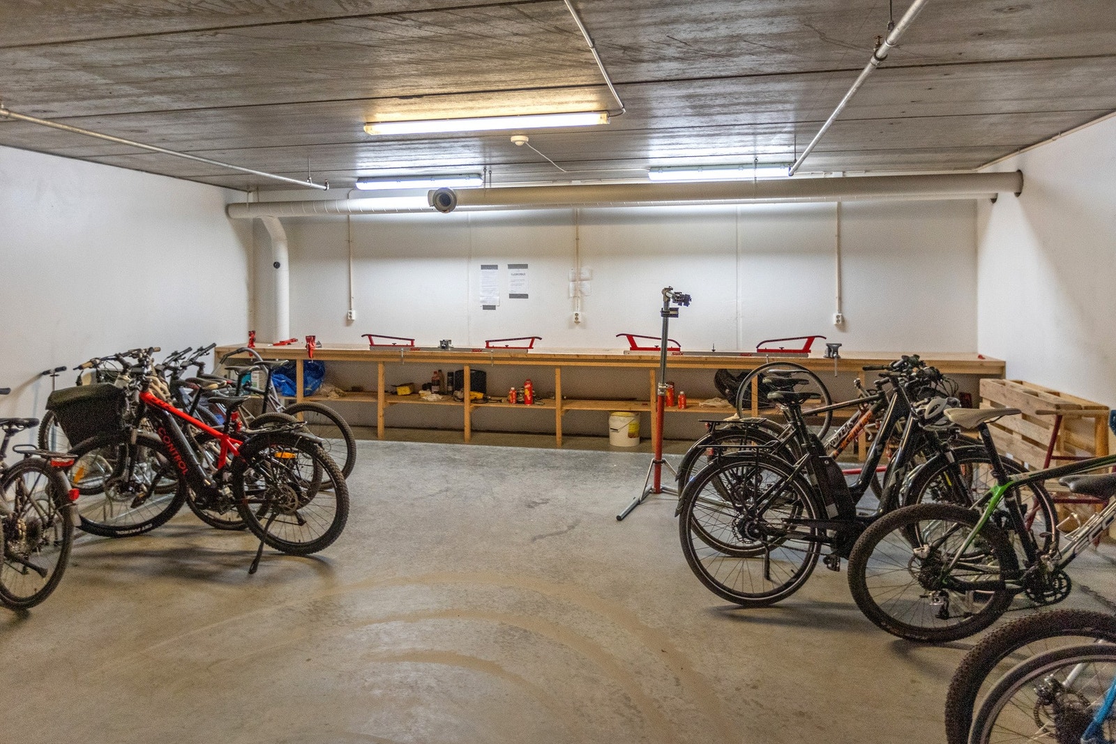 Felles sykkelparkering i kjelleren. Galleribilde