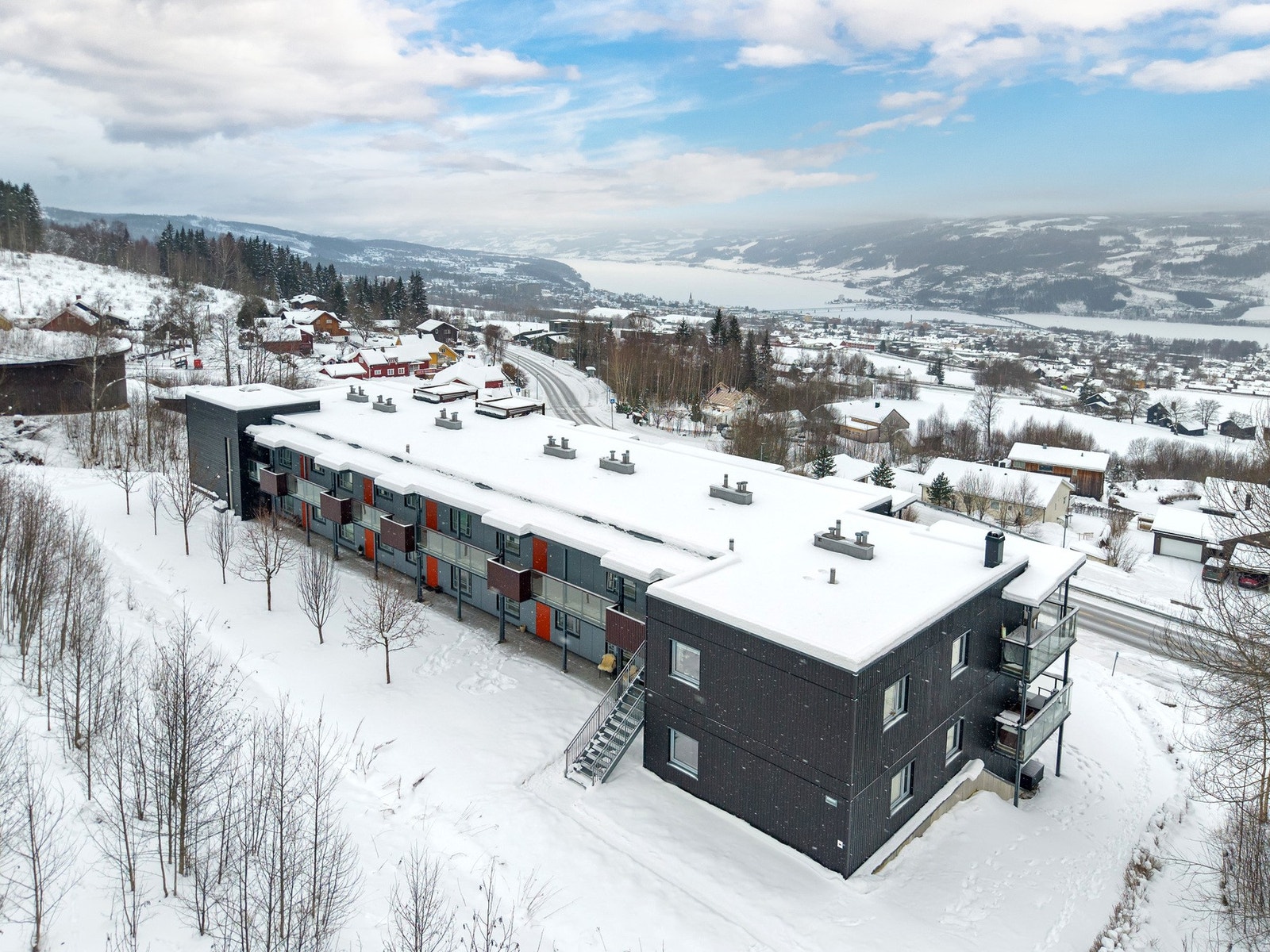 Sameiet består av 22 seksjoner, hvorav 19 boligseksjoner og 3 næringsseksjoner i form av garasjeplasser. Galleribilde