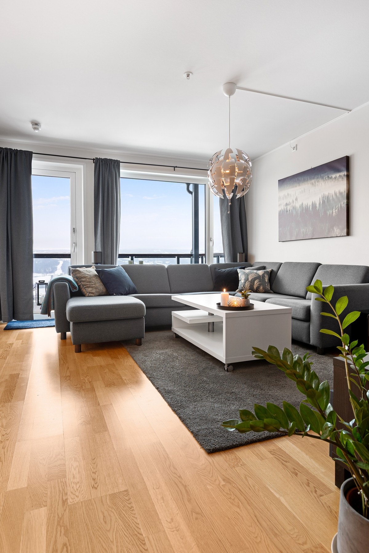 Det er solskjerming på begge stuevinduene. Galleribilde