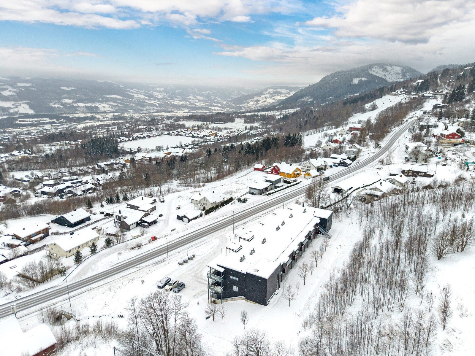 Kort kjørevei til sentrum, hvor du finner et bredt tilbud av butikker, servicetilbud og øvrige fasiliteter. Galleribilde