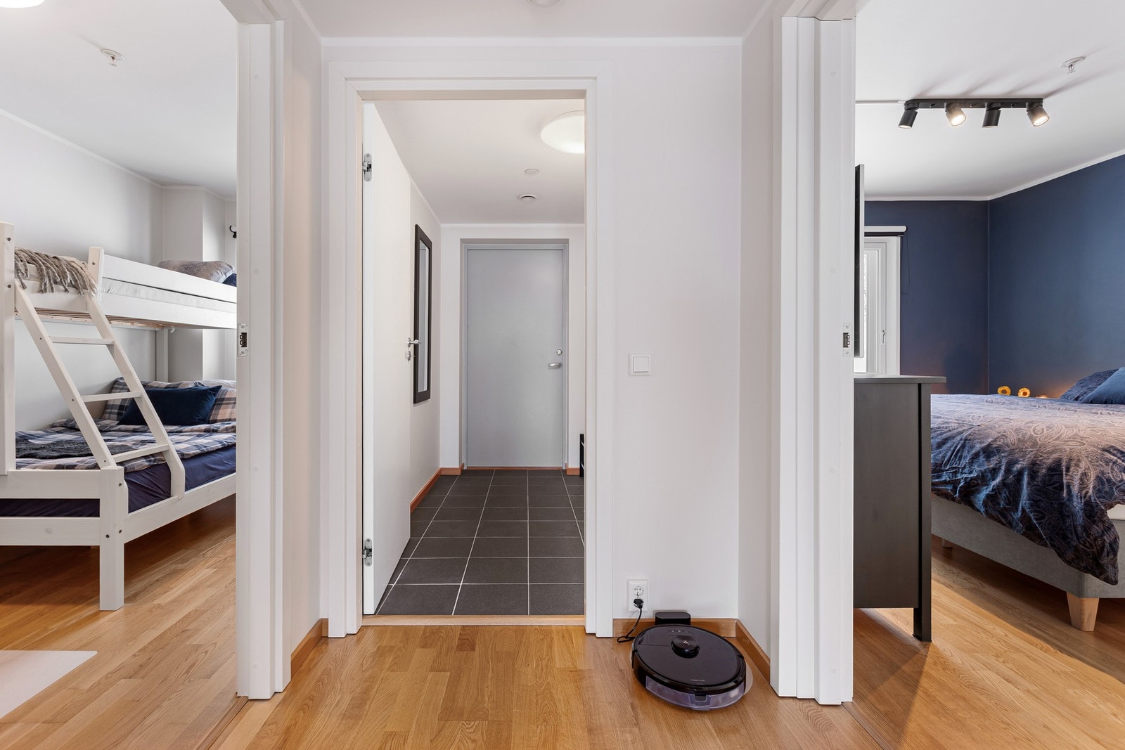 Fra garasjekjeller kommer man tørrskodd opp til etasjen, og videre inn i et lyst og romslig inngangsparti. Galleribilde