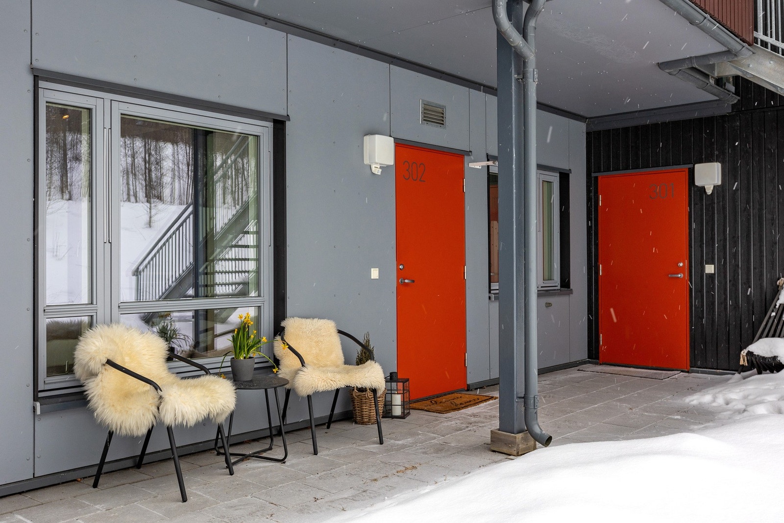 Kommer man utenfra finner man et delvis overbygget inngangsparti med god plass til sittegruppe. Galleribilde