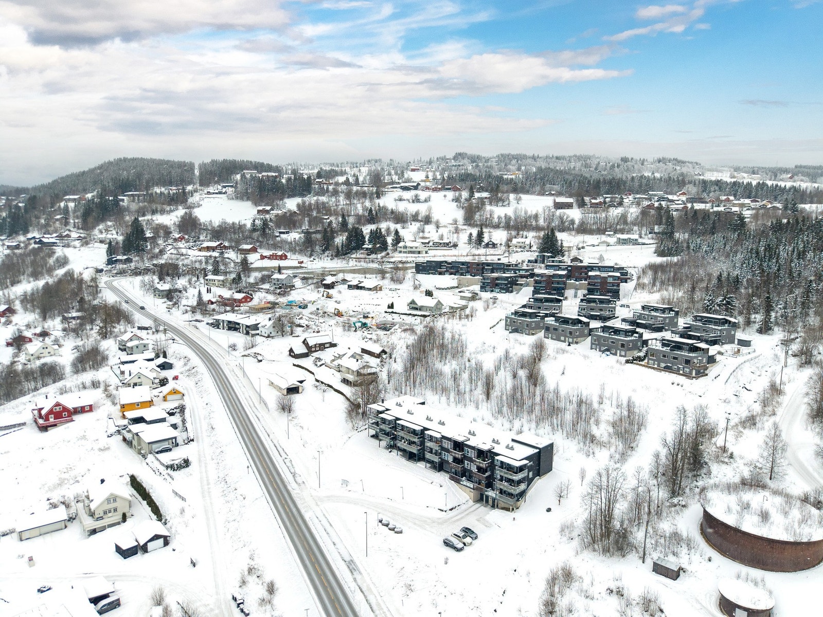 Det er også trygge gangforbindelser til sentrum via gangvei som går på nedsiden av eiendommen og videre helt opp til innkjøringen ved Kanten-vegen. Galleribilde