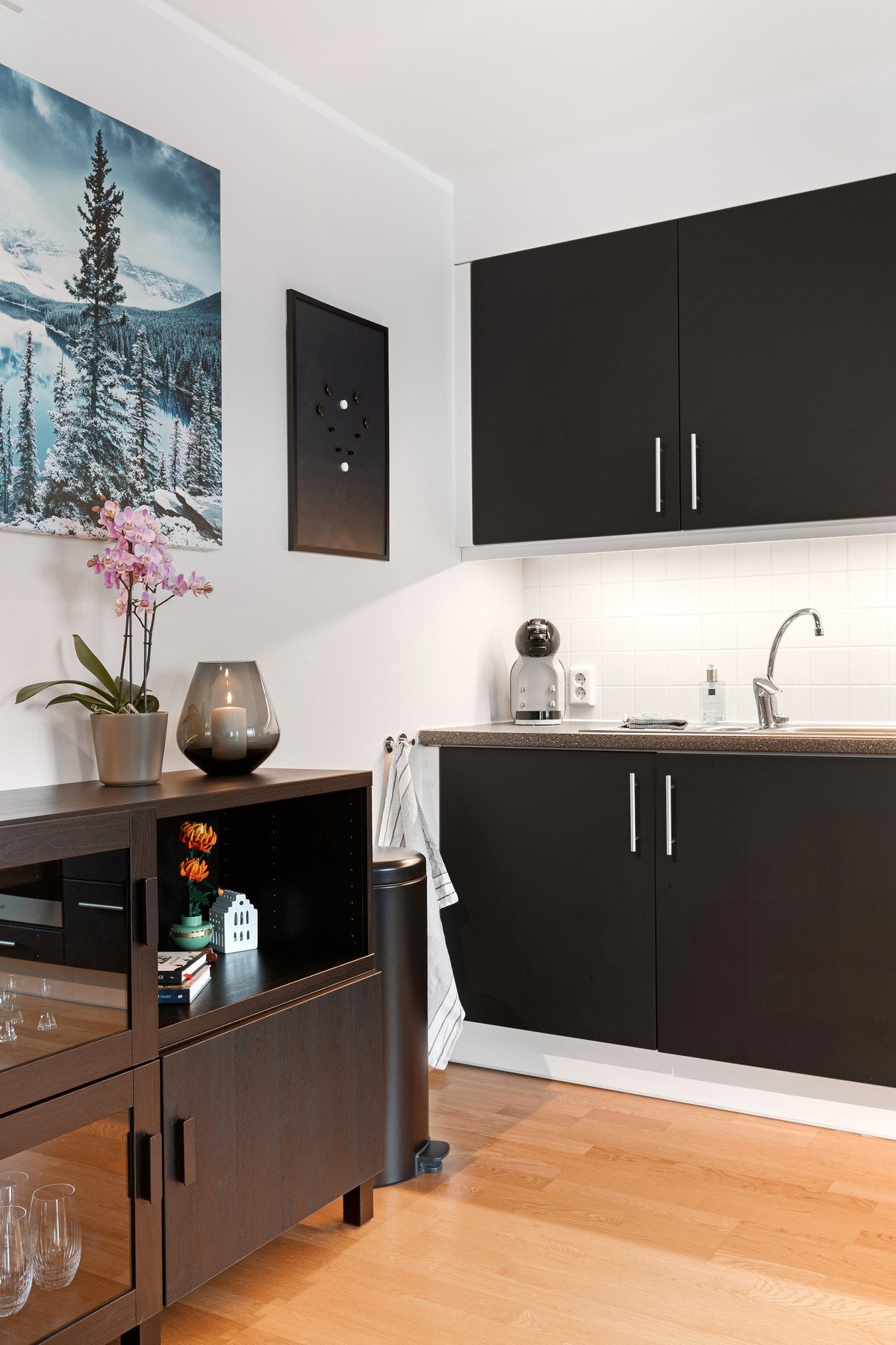 Kjøkkenet er utstyrt med kjøl-/fryseskap, oppvaskmaskin, komfyr og platetopp. Galleribilde