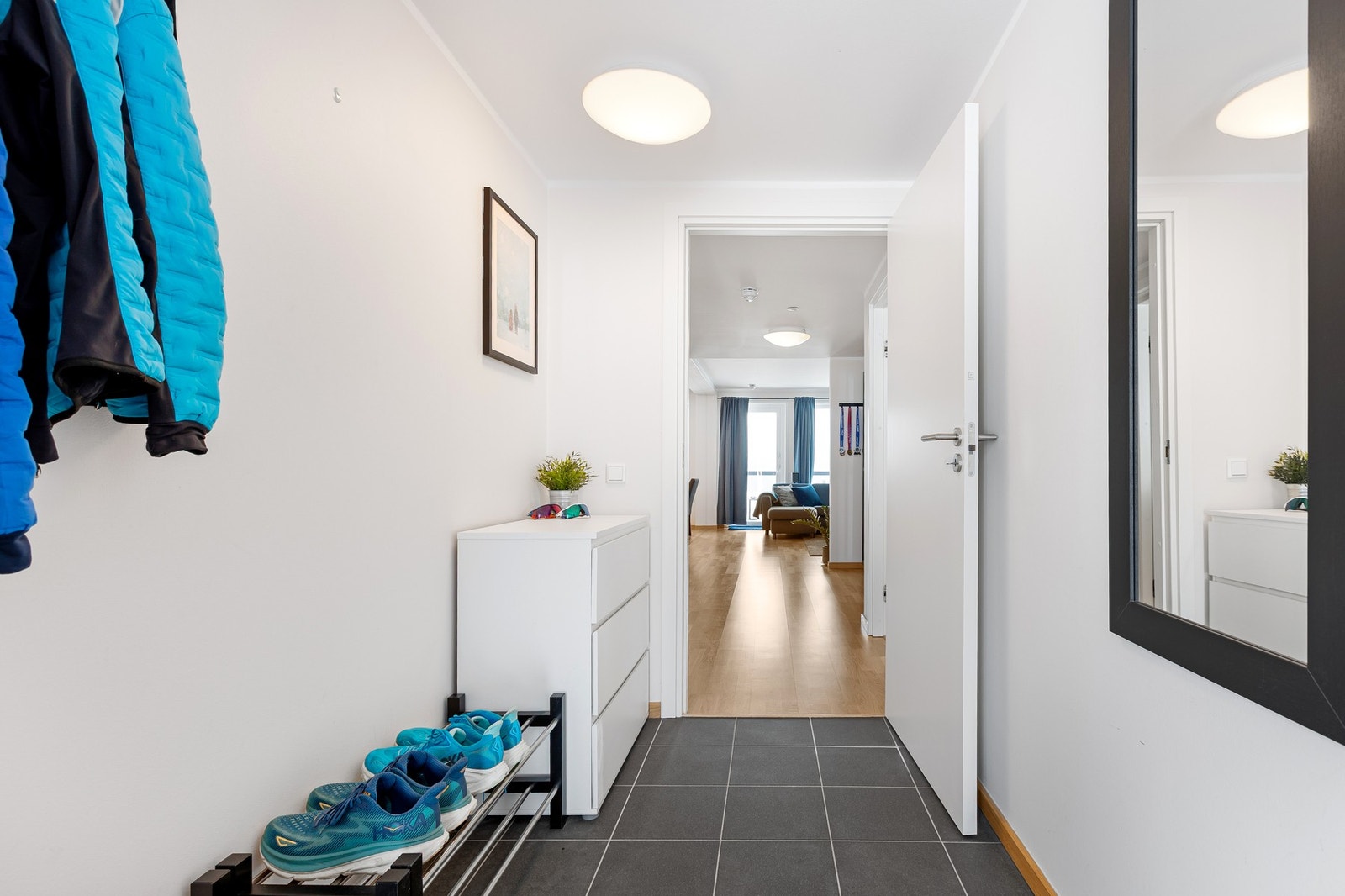 Entréen har praktisk og slitesterkt flislagt gulv, og her er det god plass til yttertøy og sko. Galleribilde