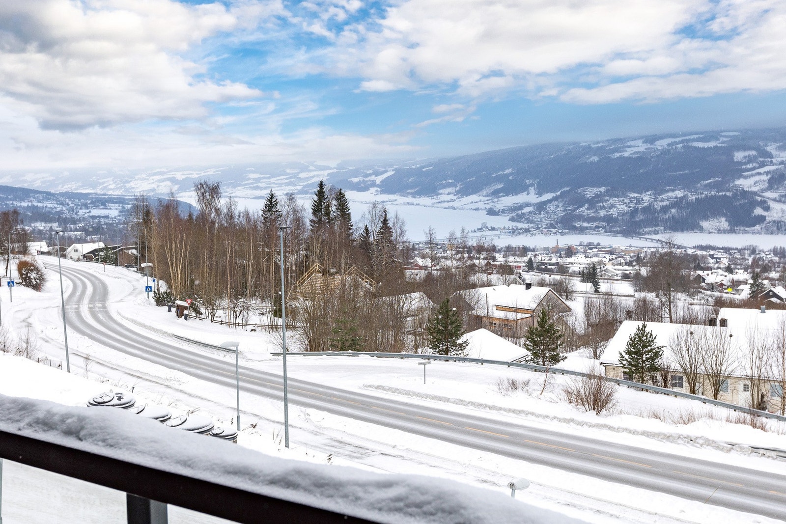 Man har morgensol ved inngangspartiet om sommeren samt dag- og ettermiddagssol på terrassen gjennom hele året. Galleribilde