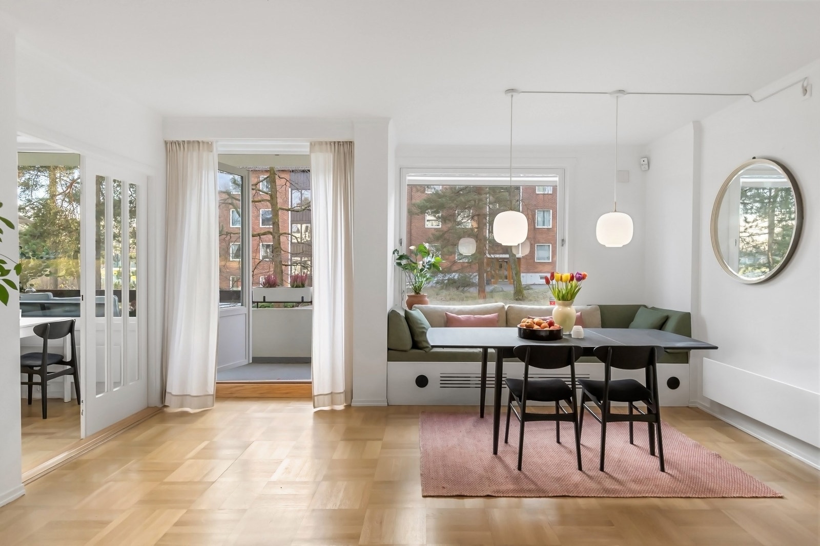 De store vinduene gir rikelig med naturlig lysinnslipp Galleribilde