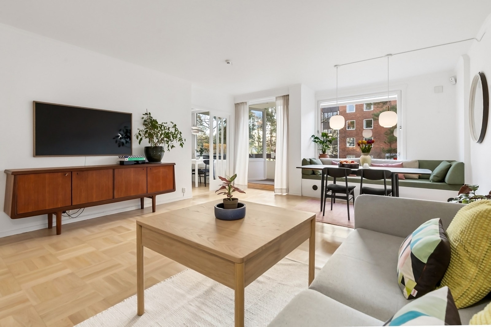 Stuen har gode møbleringsmuligheter med plass for sofagruppe, TV-seksjon, spisegruppe og annet passende møblement Galleribilde