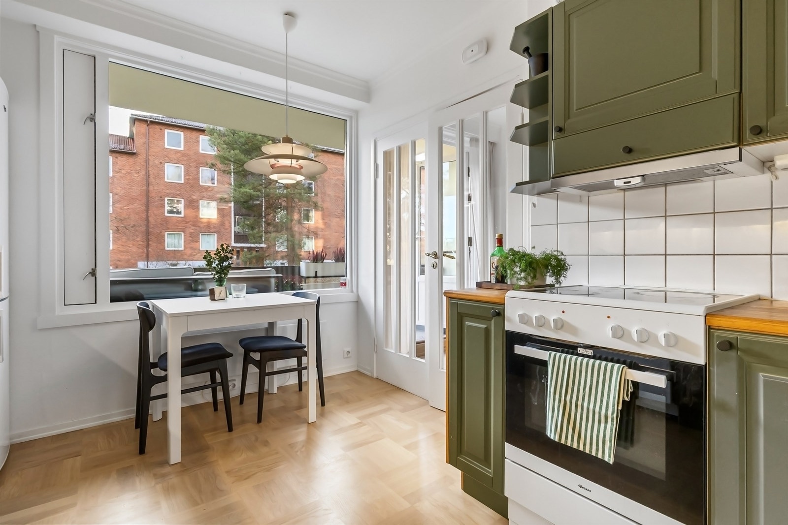 På kjøkkenet er det også plass for et lite spisebord Galleribilde