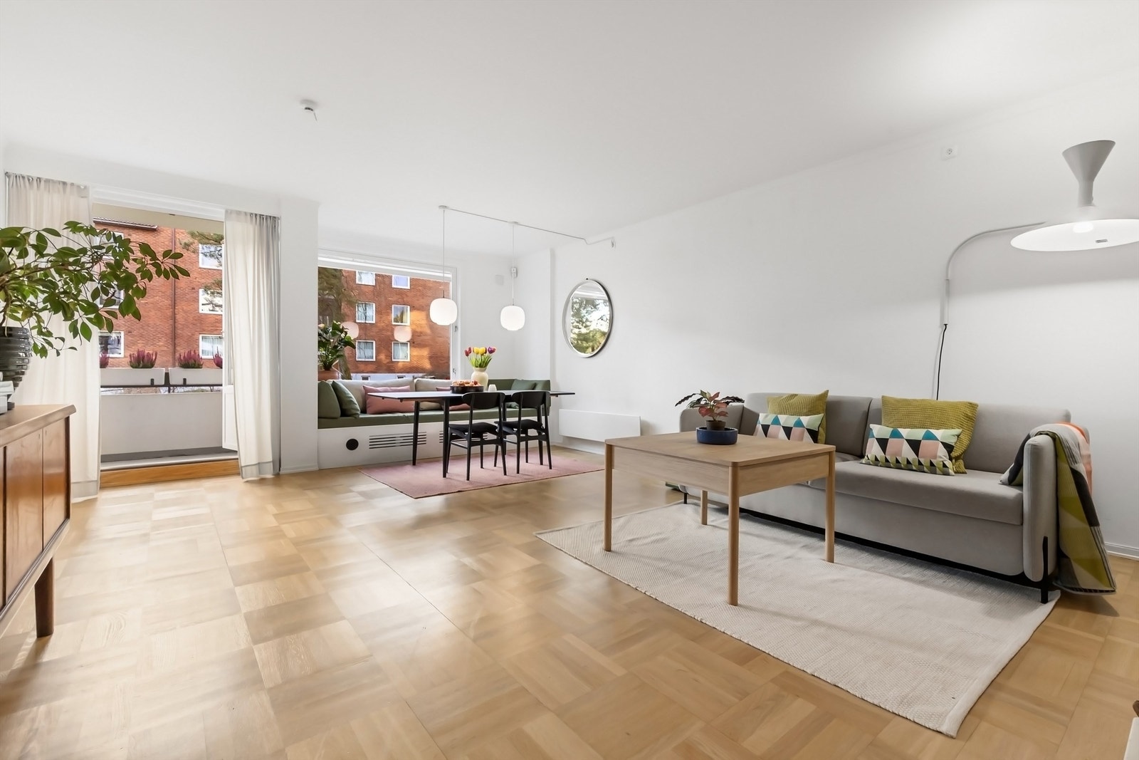 Lys og hyggelig stue med gode møbleringsmuligheter Galleribilde