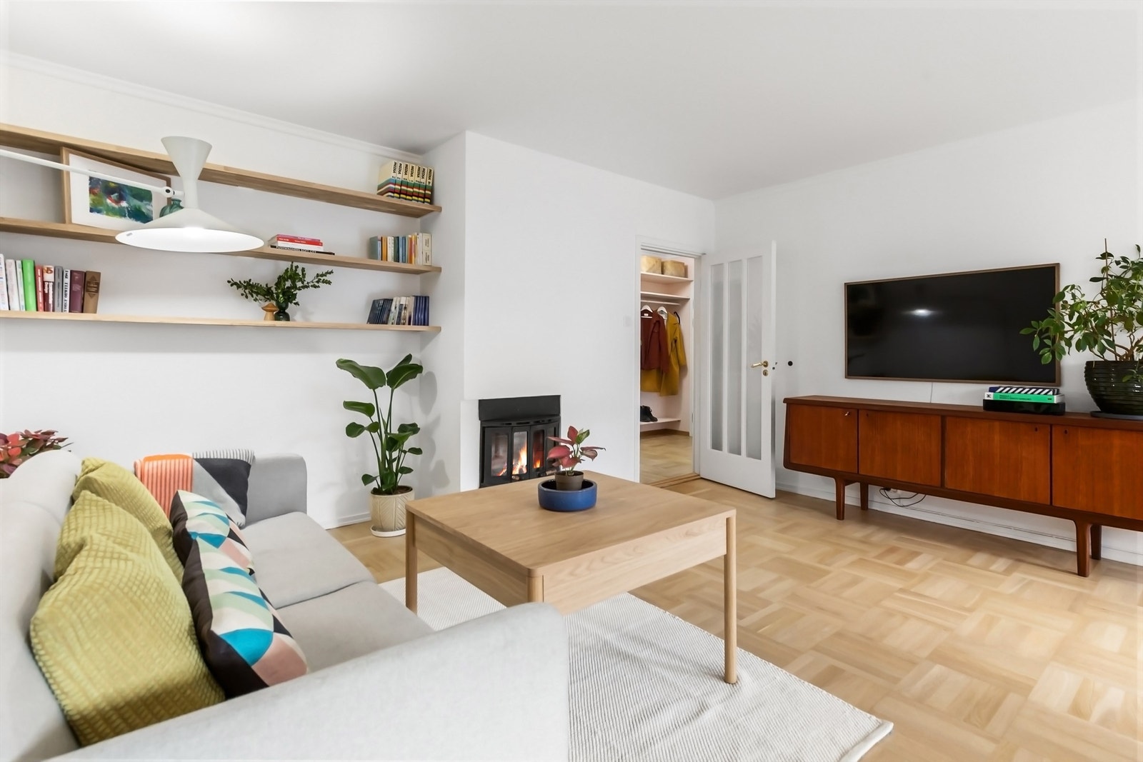 Stuen oppleves lys og luftig hvor det er enkelt å trives Galleribilde