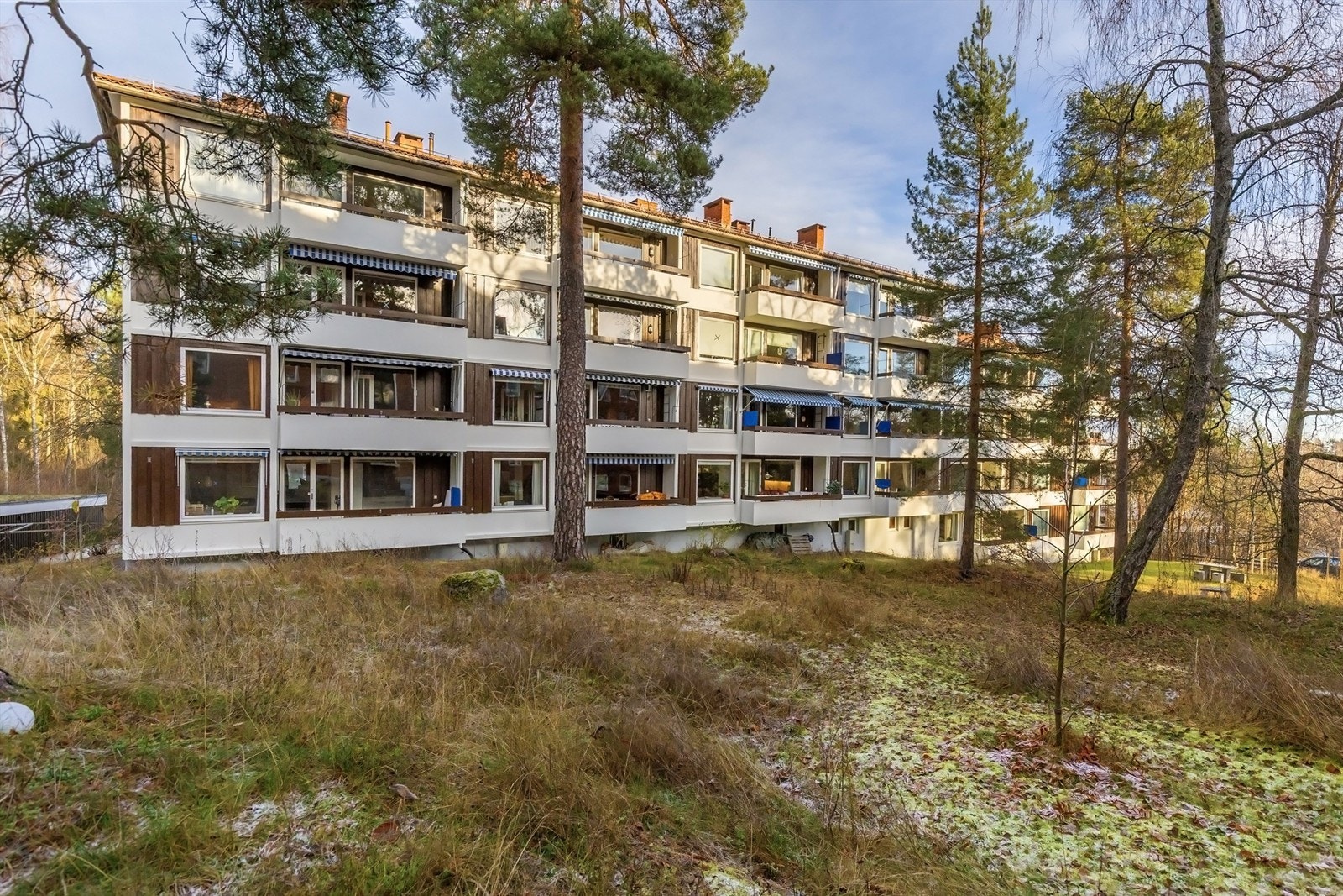 Her bor du i et fredelig og familievennlig område med kort vei til barnehager, skoler, dagligvarebutikker og flotte turområder Galleribilde