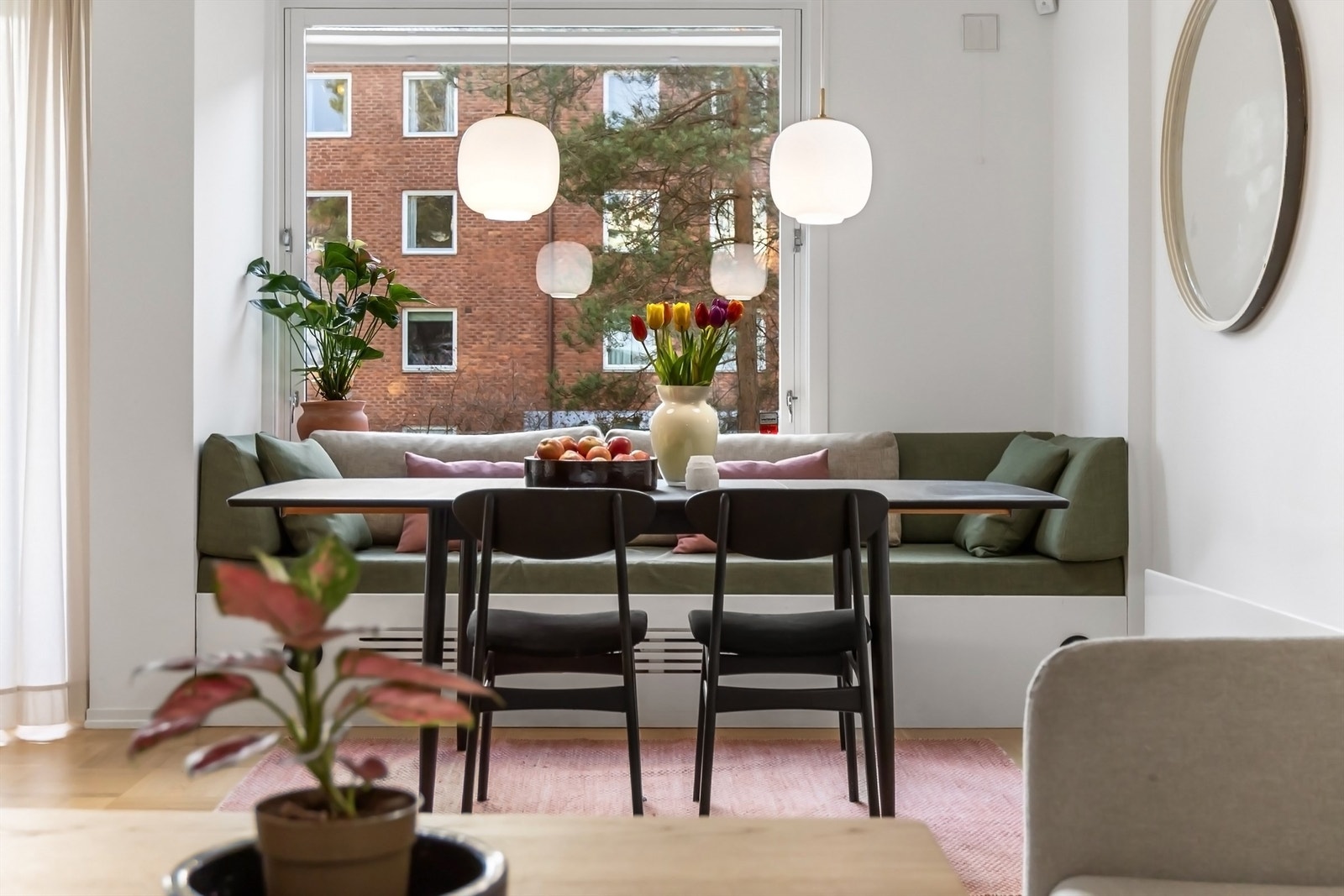 Lekker og sjønær 3-roms i høy 1. etasje med solrik balkong og garasje - fredelig og moderne bolig i grønne omgivelser. Foto: Zovenfra AS Galleribilde