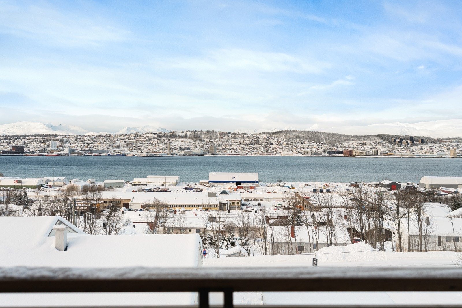 Fra 1. etasje er det utgang til vestvendt veranda med god solgang.