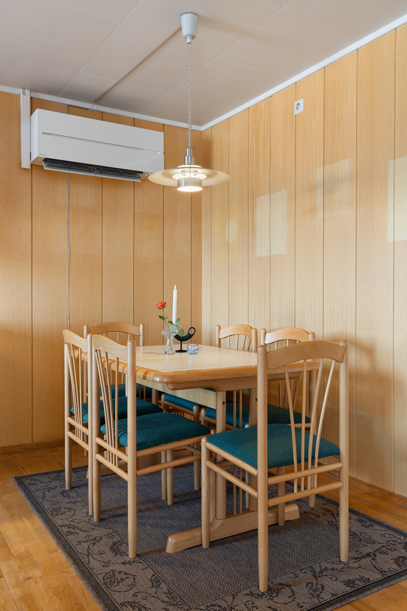 God plass til stor spisegruppe for hele familien.