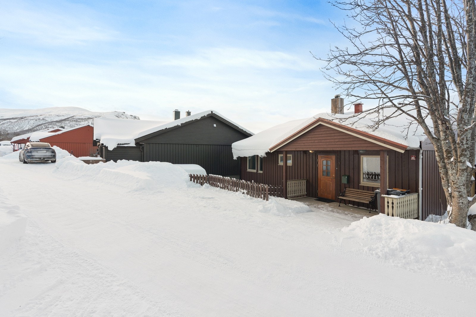 Gangavstand også til bussforbindelser og fint tur- og rekreasjonsområde både sommer og vinter.