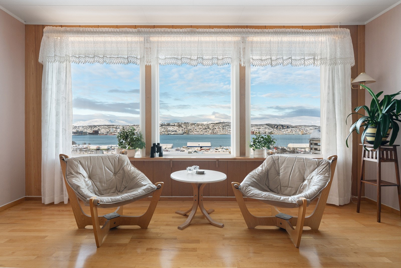 Fantastisk utsikt over innseilingen til Tromsø, fjellene på Kvaløya og Ishavskatedralen!