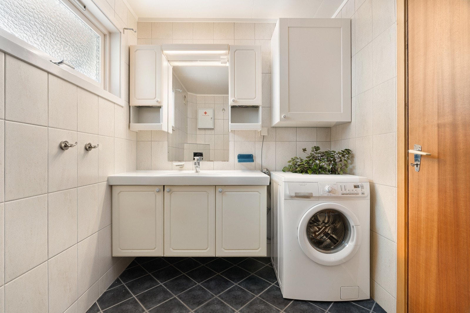 Flislagt baderom. Badet ble renovert i 2009.